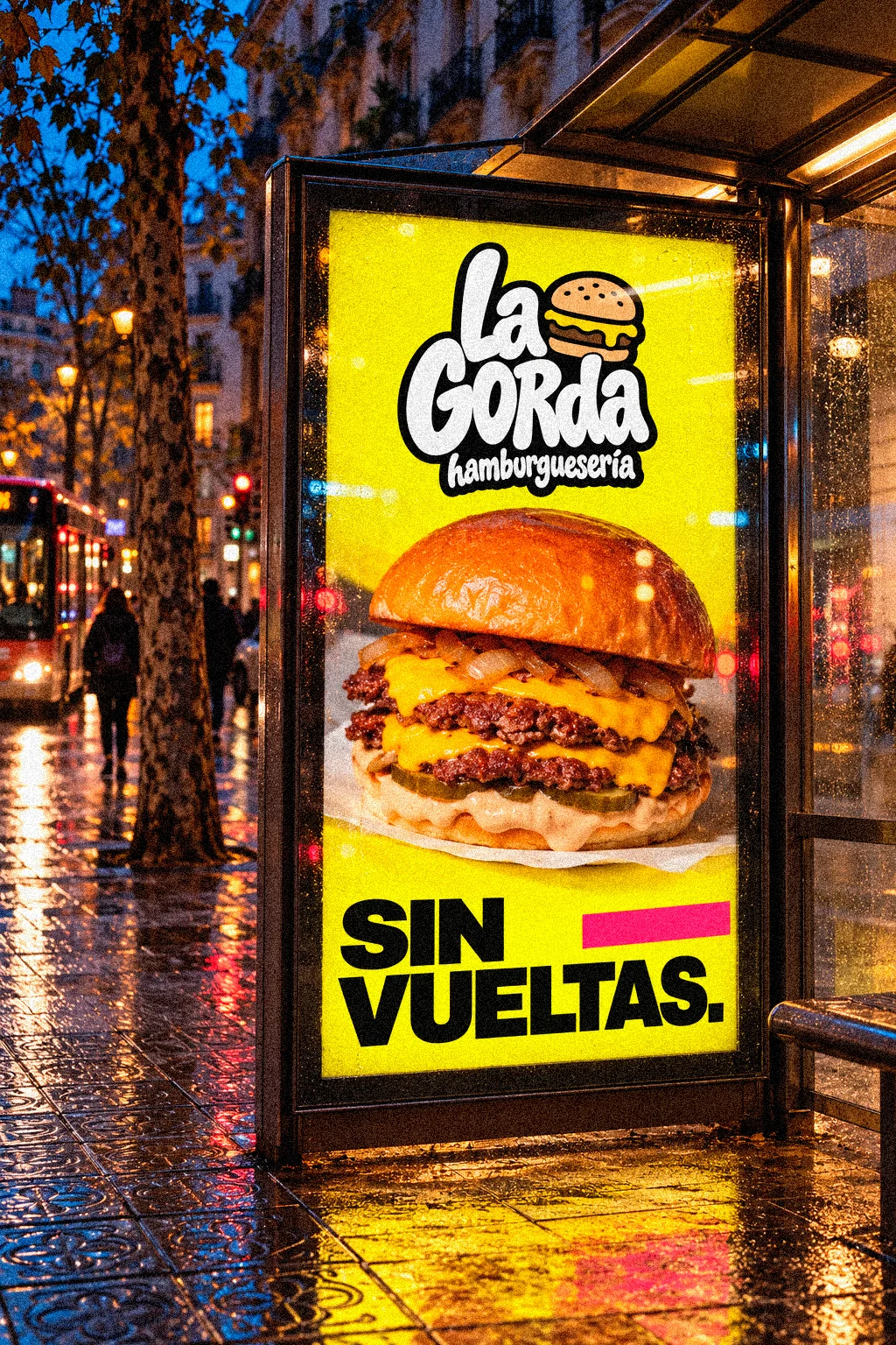 Cartel de La Gorda en una marquesina de autobús de noche: «Sin vueltas.»