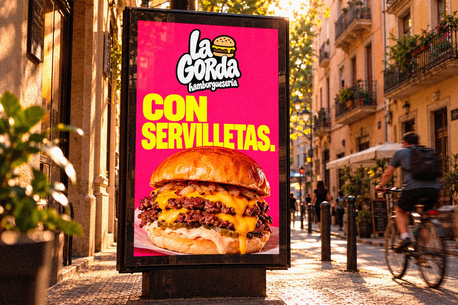 Cartel rosa de La Gorda en una calle de Gràcia: «Con servilletas.»