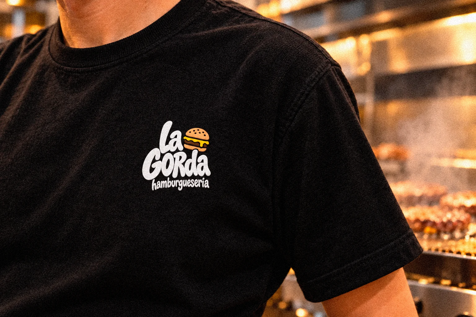 Camiseta negra con el logo de La Gorda serigrafiado a color