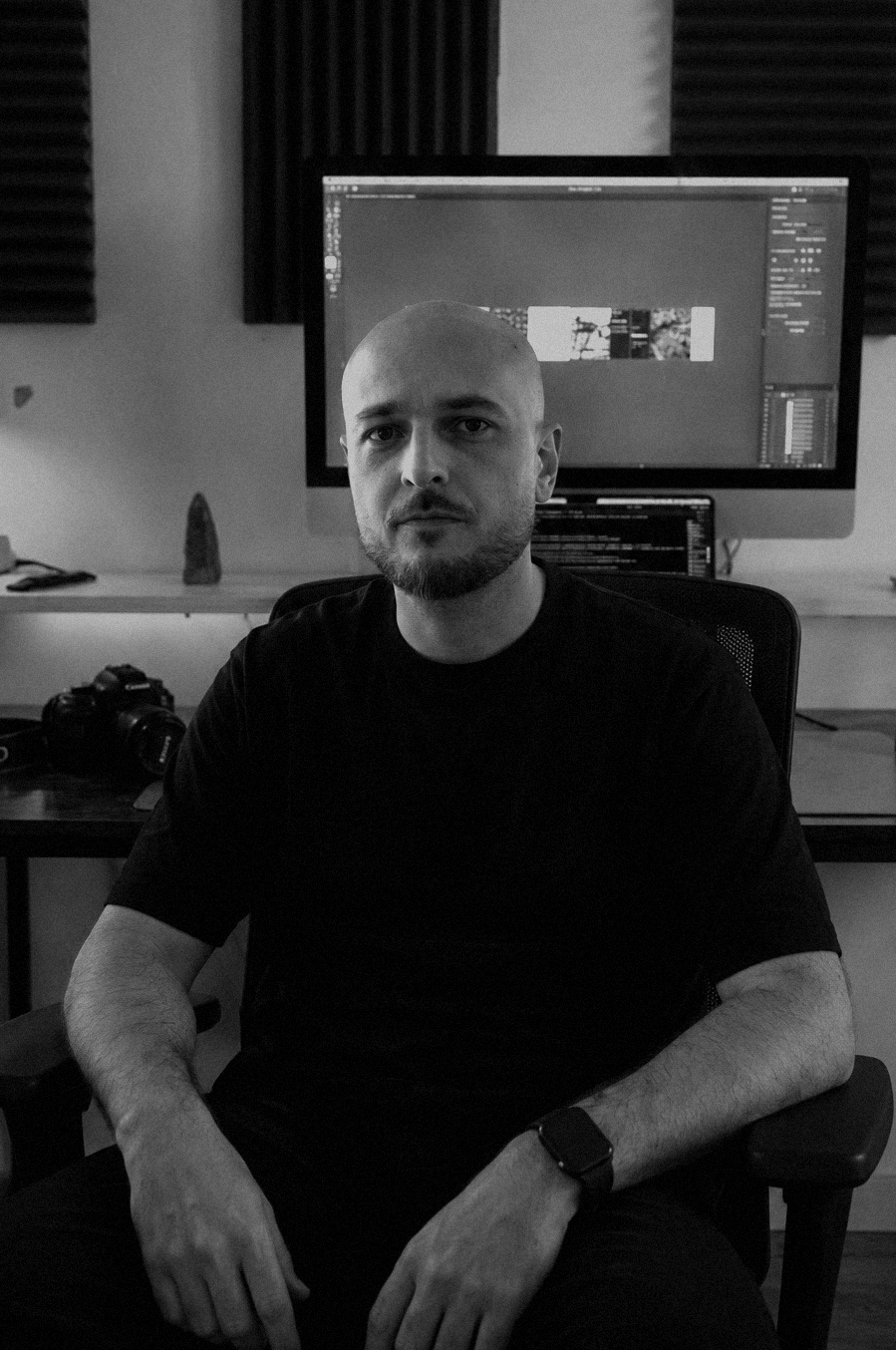 El creador de HELIX. en el estudio, frente al ordenador