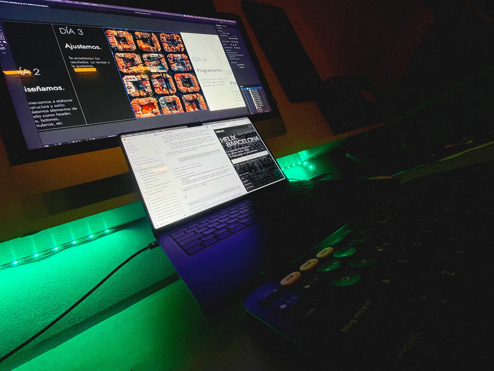 Detalle del portátil y el teclado con una web de HELIX. en pantalla